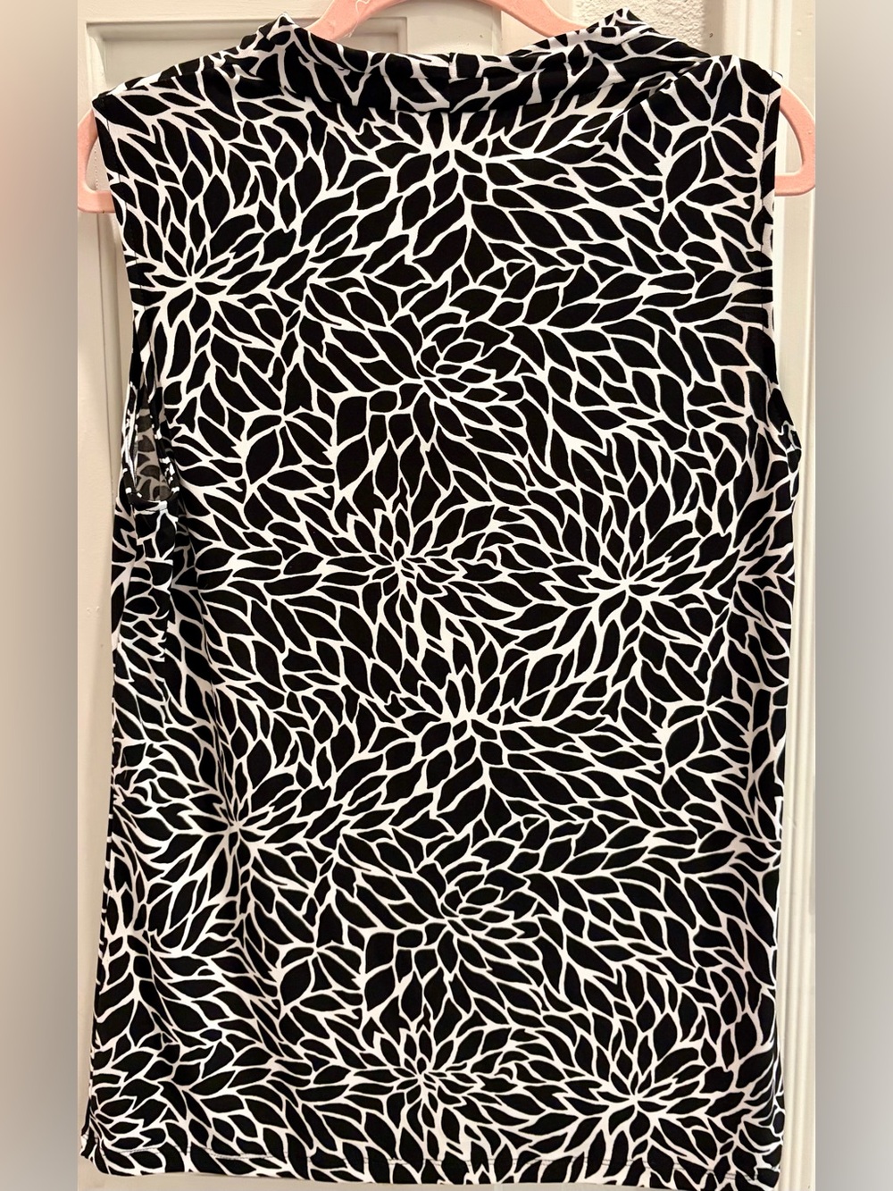 NWT JONES NEW YORK Size Medium Black & White Floral Print Cowl Neck Top - Picture 2 of 4